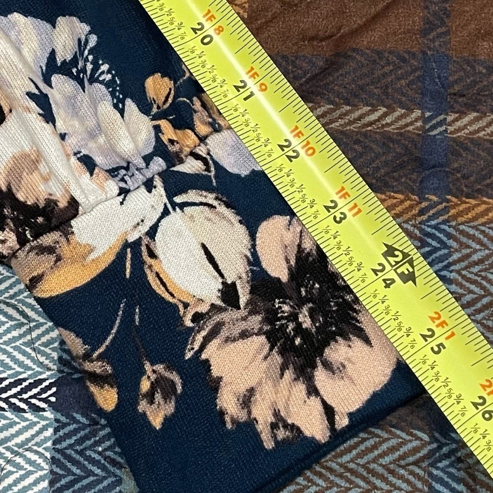Maurice’s 24/7 women’s top size XL used in good condition blue floral accents - Picture 7 of 7